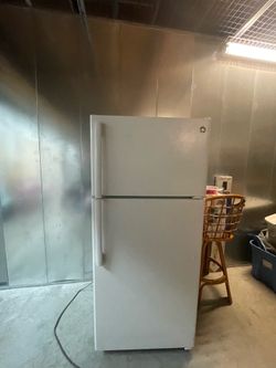 GE Top-Freezer Refrigerator White