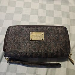 ⭐️ Michael Kors Wristlet Double Zipper - $20