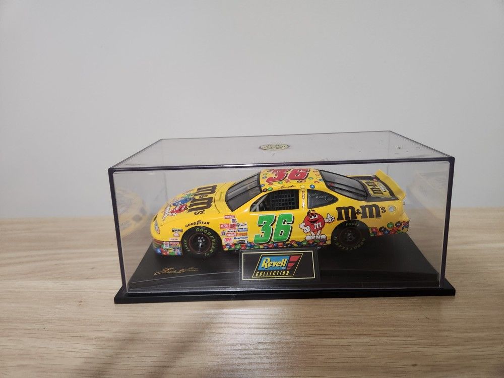 1998 Revell Select Ernie Irvan 36 M & M's #36 1:24 Scale Diecast Racing Car