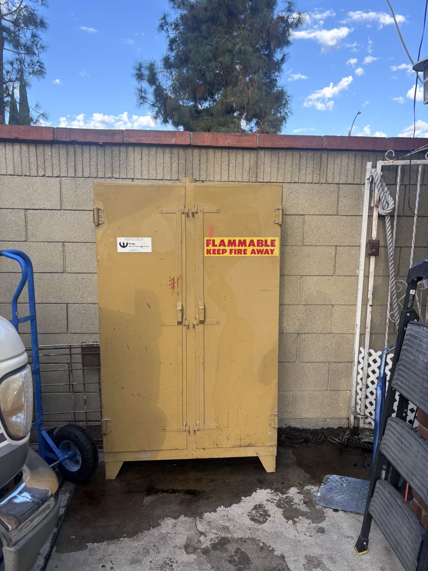 Flammable cabinet
