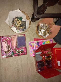 Lot Vintage costume jewelry mixed