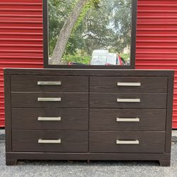 Dresser With Mirror 