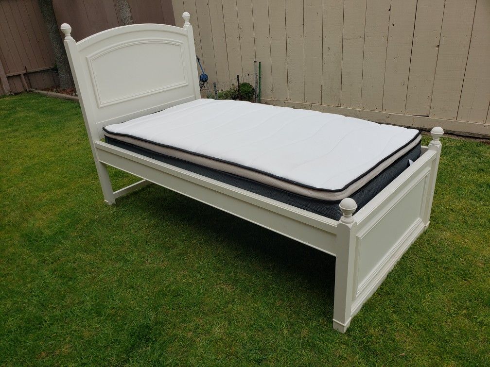 Kids Twin Size Bed. Good Condition And Clean Mattress 