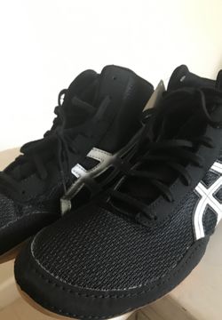 Tennis shoes