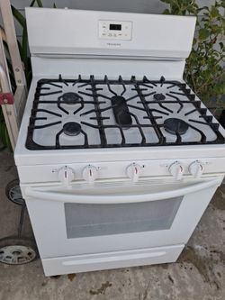 white 5 burner stove in excellent working condition