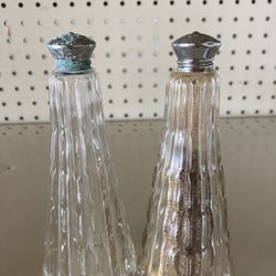 Set Of Two vintage Salt/pepper Shakers 