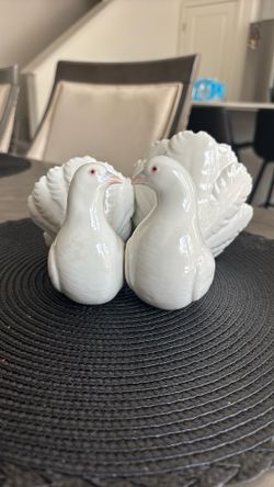 Lladro 1169 Couple of Doves