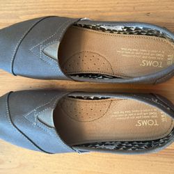 TOMS Classic Tarmac Olive Canvas NWB Women’s 8.5