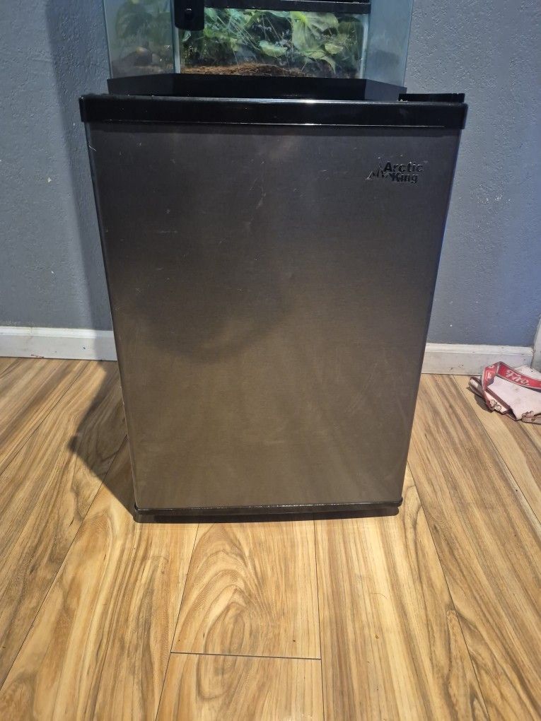 Arctic King Mini Fridge 