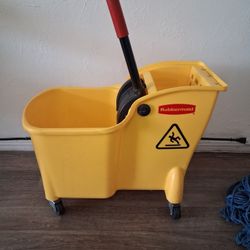 RUBBERMAID Bucket 🪣 