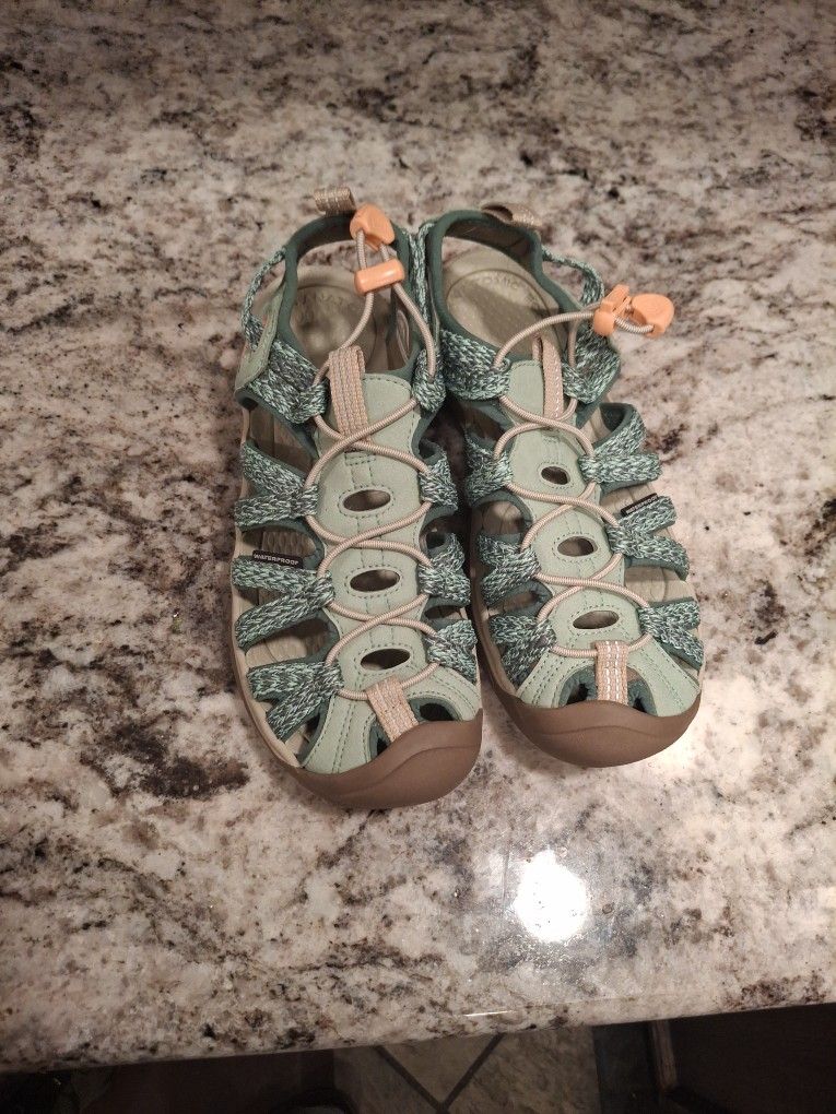 Keen Sandles W/size 7