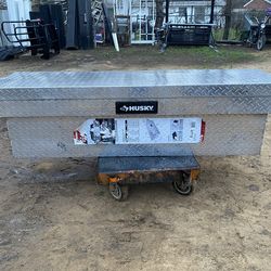 TOOL BOX HUSKY ALMOST NEW