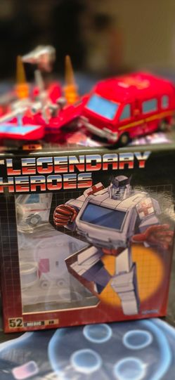 Transformers new age legends Ratchet and Ironhide set