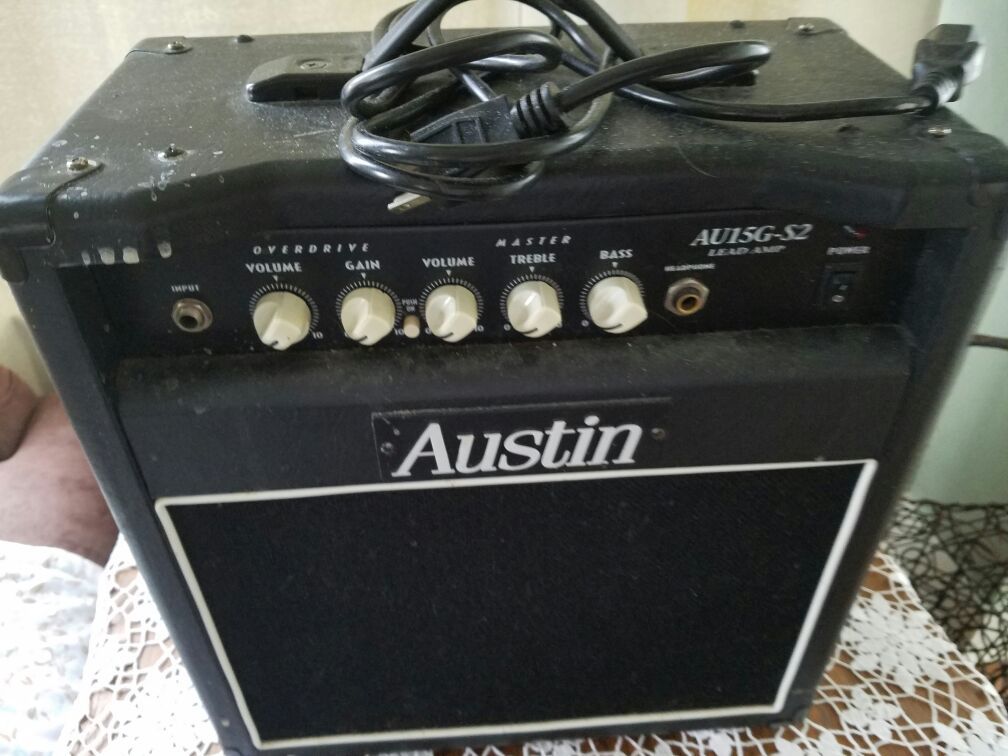 Austin AU15G-S2 guitar amp. Like new