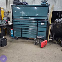 Green snap on box with hutch