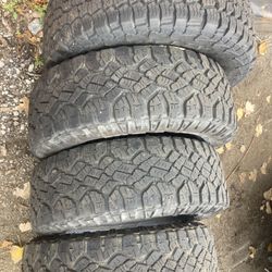 Lt 275-70-18 Set Of Tires 