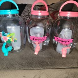 #NEW PLASTIC DRINK DISPENSER WITH 4 CUPS. PERFECT WHEN CHILDREN AROUNDS. NO BREAKAGE 