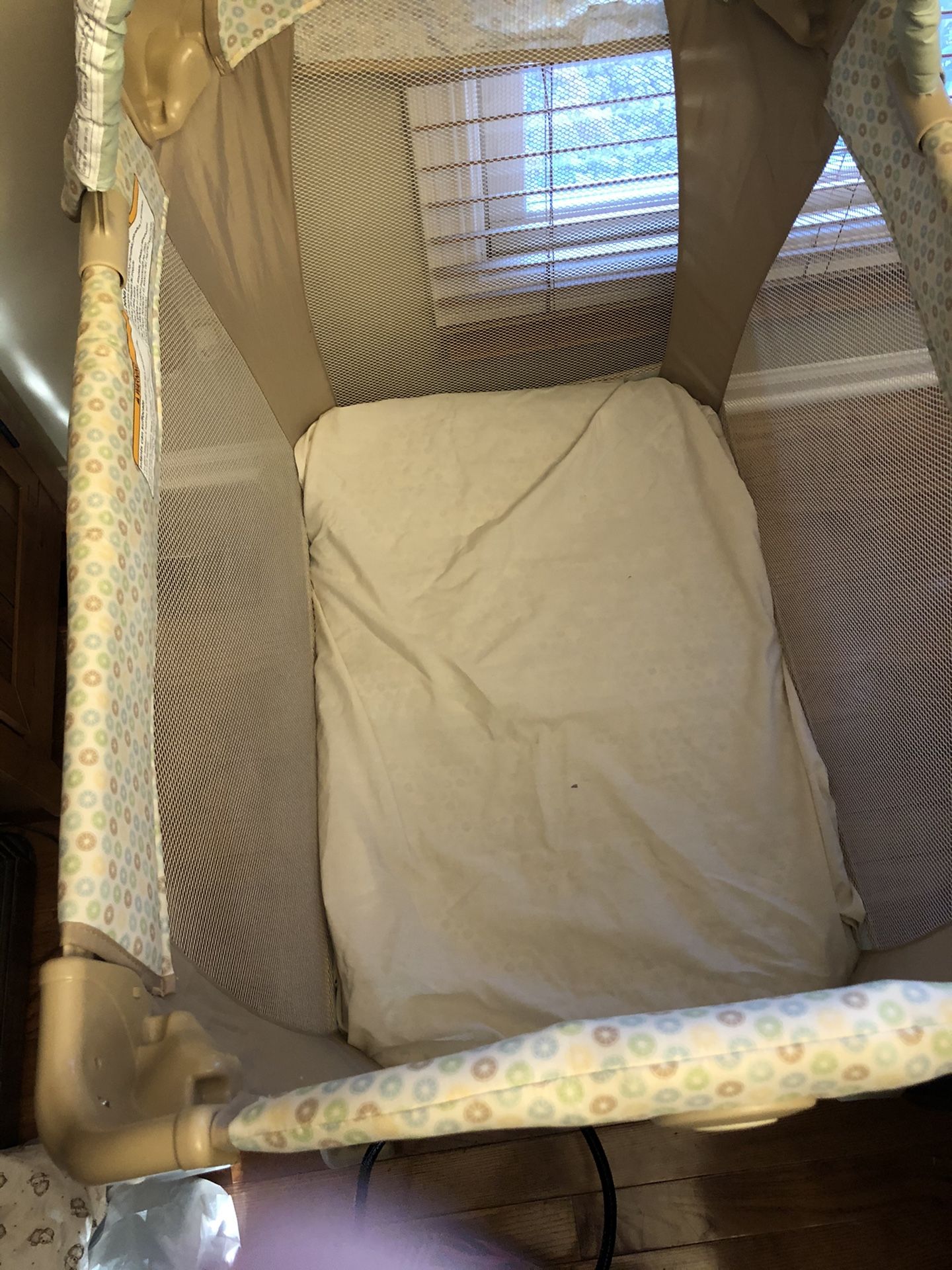 Graco travel bed and bassinet
