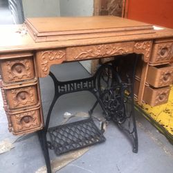 Singer Sewing Machine Vintage In Cabinet