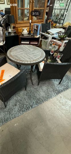 Bistro Table 27 H x 27 W Gray pick up 1116 airport dr last bistro table