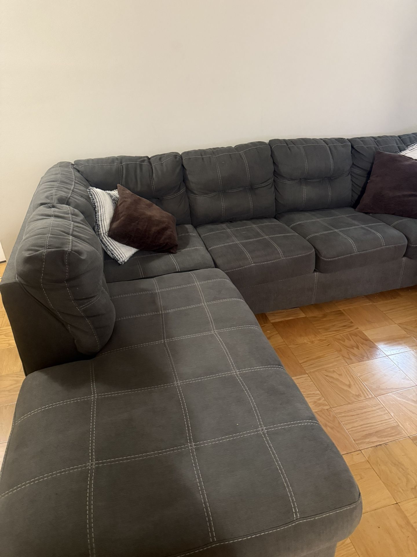 Gray Sofa With 4 Cushions