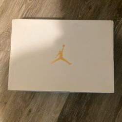 WMNS AIR JORDAN 1 LOW Cement Grey /Fire Red Black 