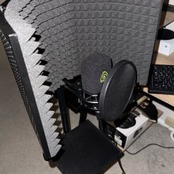 Dmsky Mic Stand With Scarlett Cm25 Mic And Headphones 
