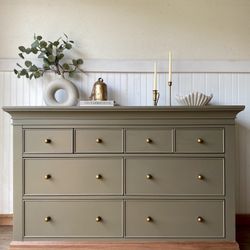 Beautiful Pottery Barn Solid Wood Olive Green Low Boy Dresser 8 Drawer Dovetail Nursery Bedroom