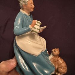 “The Favourite” HN 2249 Royal Doulton Figurine 7-3/4" tall Mint Condition