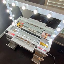 New White Hollywood Make Up Vanity