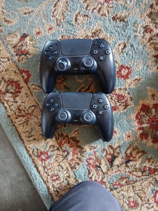 2 Playstation 5 Controllers Black