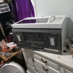 It's a maytag in excellent condition above range this thing is dynamite for the price