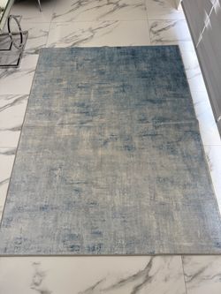 Washable area rug 7’ x 5’ great condition Blue,gray and white tones