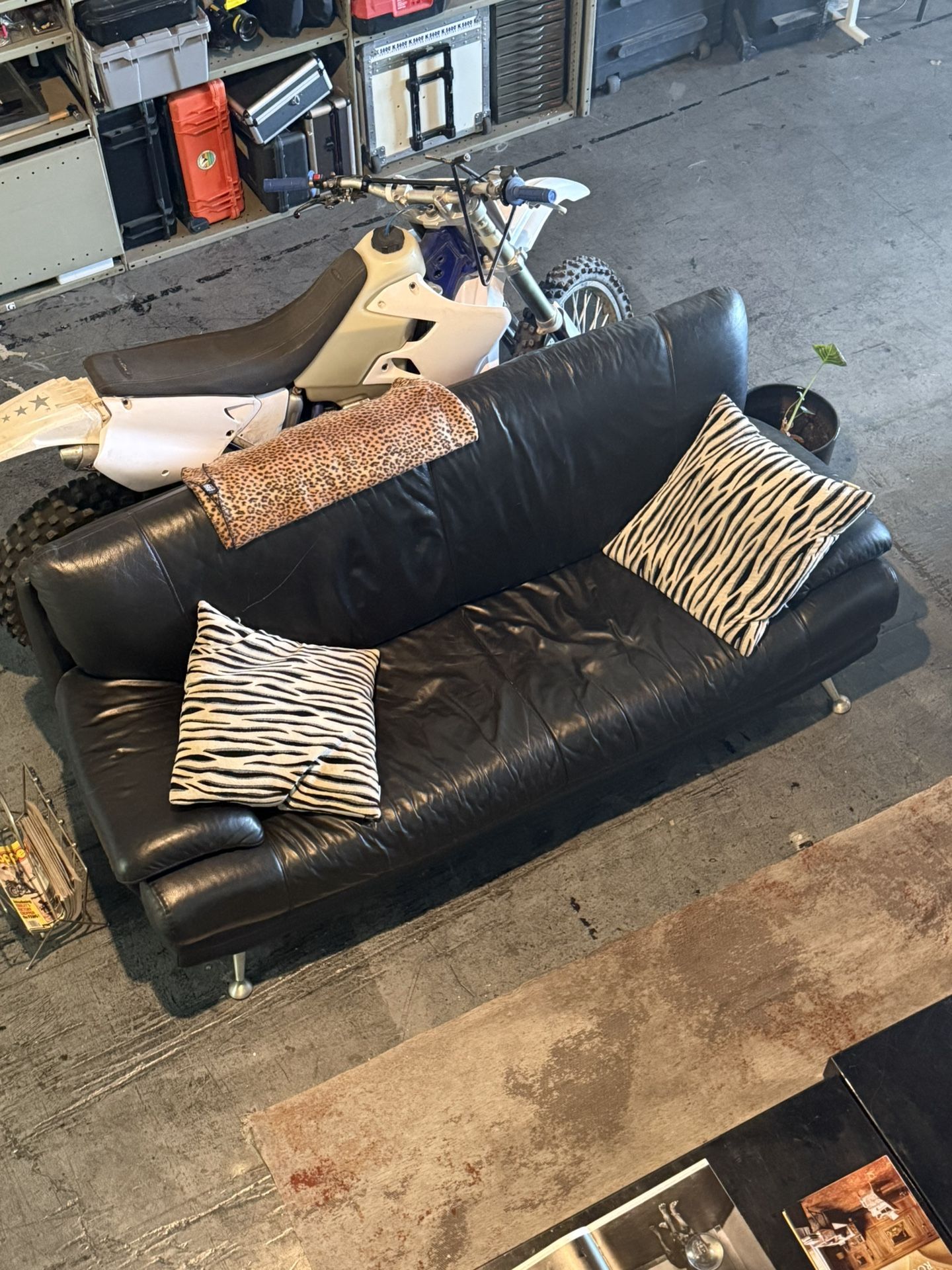 BLACK LEATHER COUCH