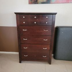 Excellent 5 Drawer chest of Drawers-Dresser