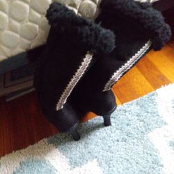 Size 6. Only Wore A Few Times. Fur Lined. 3 Inch Heel. Black With White Stitching Down Back.