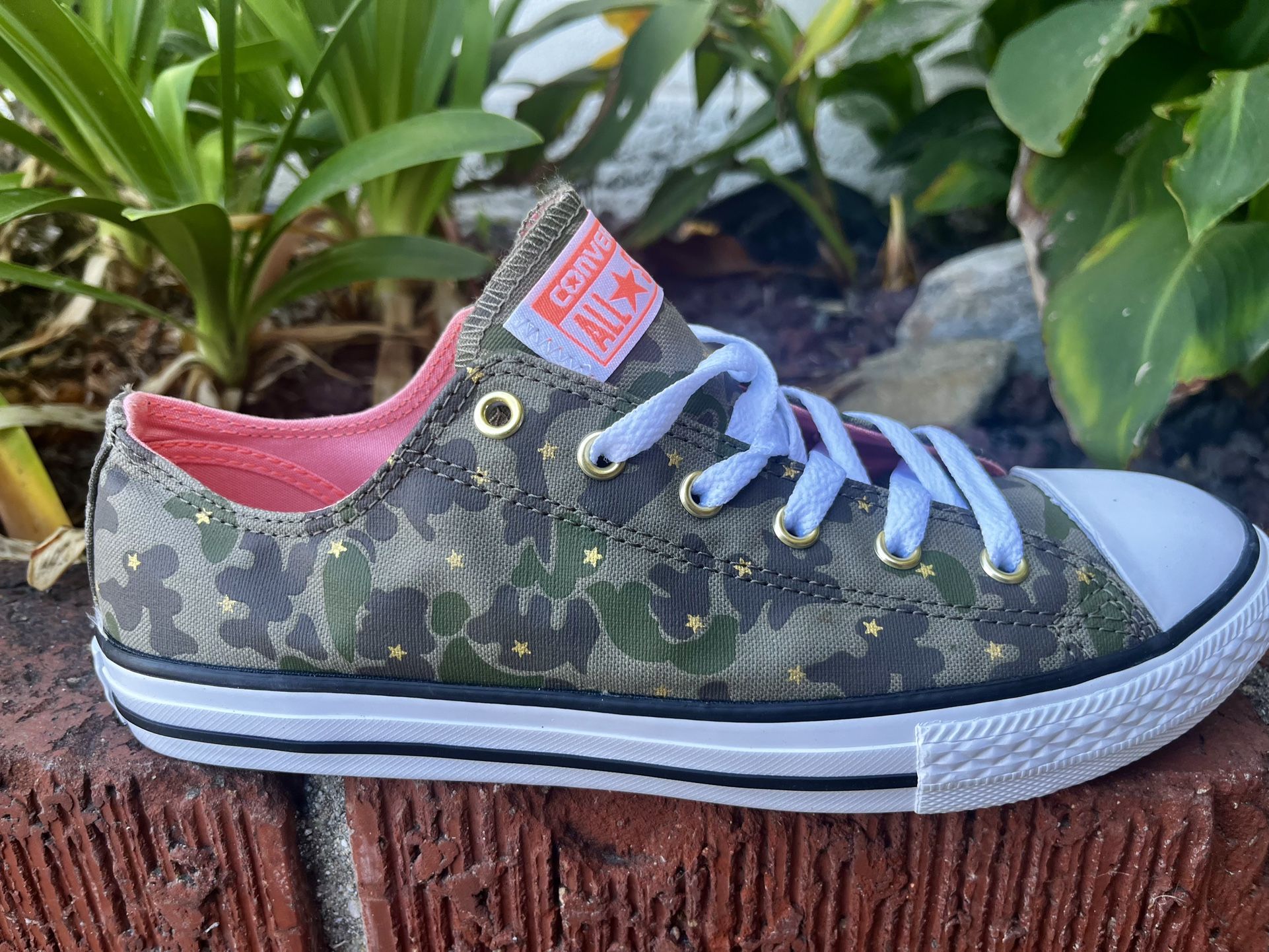 Converse Women Junior Size 6 Brand New