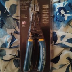 Klein 2 Piece Linesman Pliers And Wire Stripper Kit 