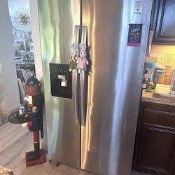 Whirlpool Side-By-Side Refrigerator With Icemaker