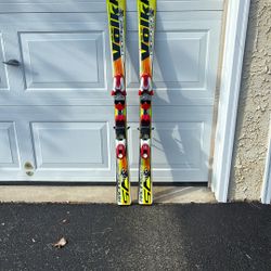 skis