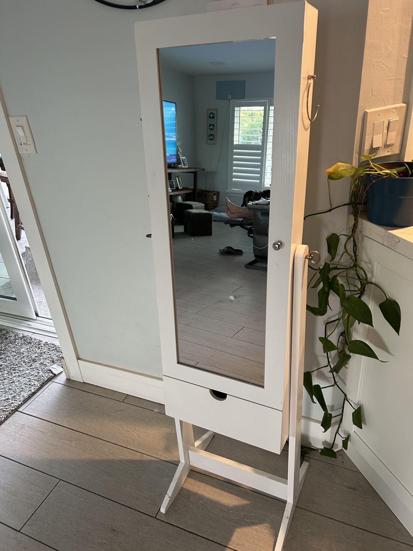 Standing mirror, jewelry box