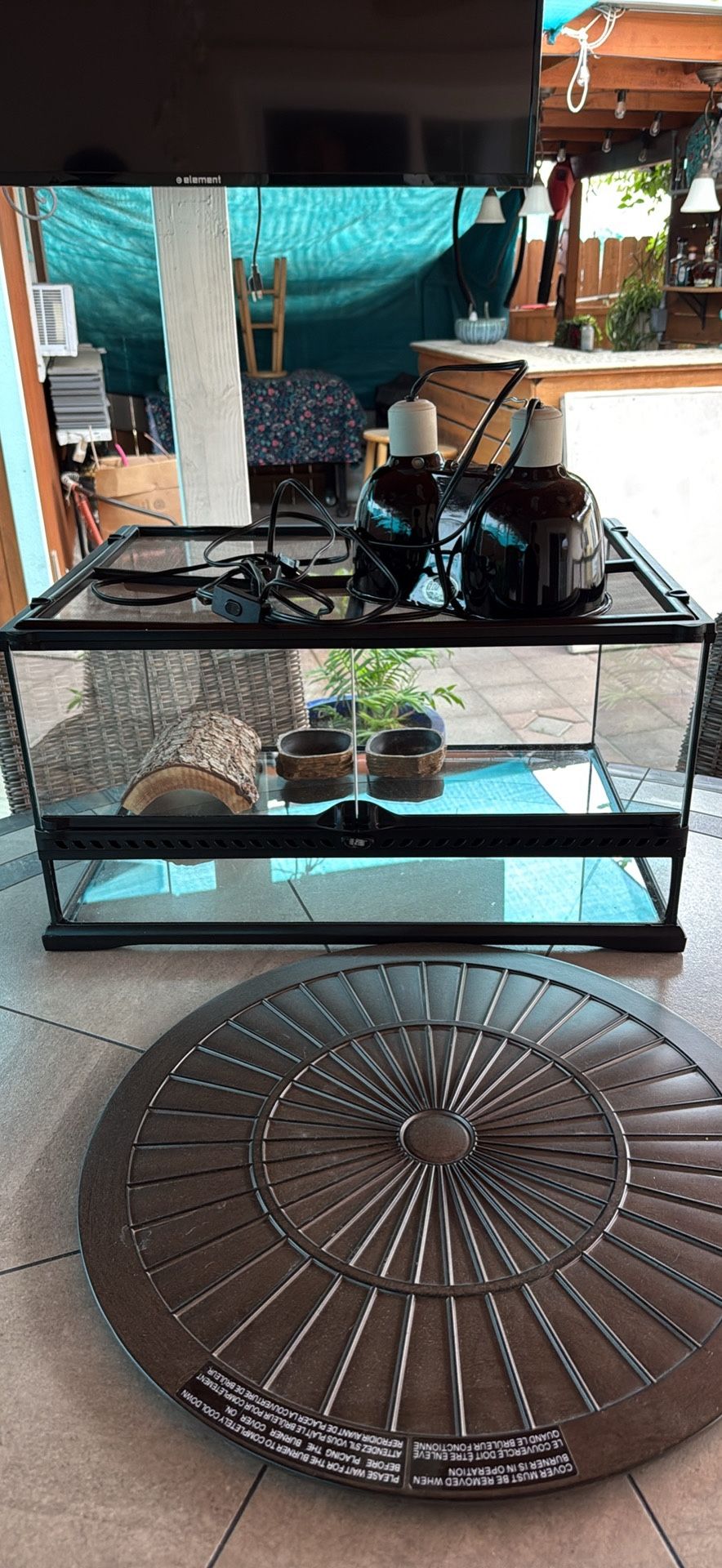 20 gallons reptile tank with bowls and heat lamps
