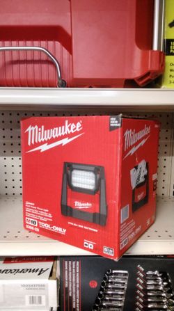 MILWAUKEE M18 DUAL POWER FLOOD LIGHT (TOOL ONLY)