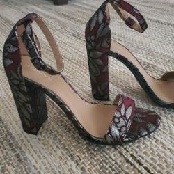 Beautiful Merona half moon high heels (Size 7)
