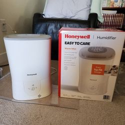 Honeywell 1.5 gal. 500 sq ft Filter Free Warm Mist Humidifier with Essential Oil Cup, with box, good condition, works great