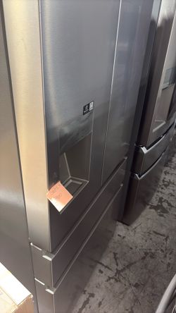 Hisense French Door refrigerator with water and ice