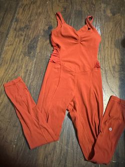 Lululemon talla 4 estira mucho