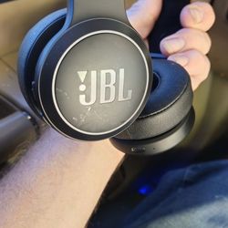 JBL LIVE BLUETOOTH HEADPHONES NEW