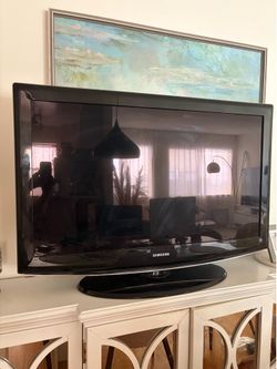 Older Samsung 40" LCD TV with remote - not smart