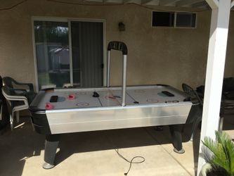 Air hockey table